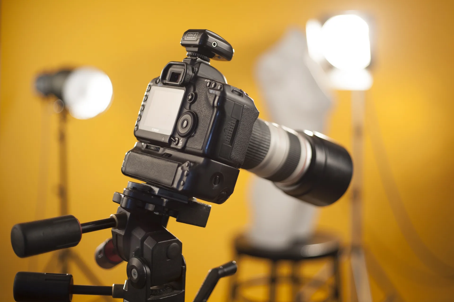 Spiegelreflexkamera auf einem Stativ in einem Fotostudio